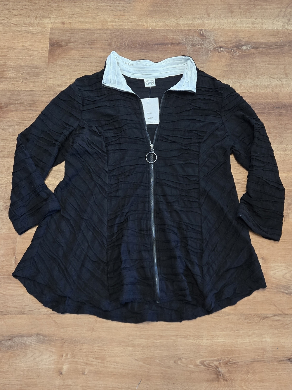NWT! Et' Lois Black Textured Zip-Front Light Weight Top with Contrast Collar